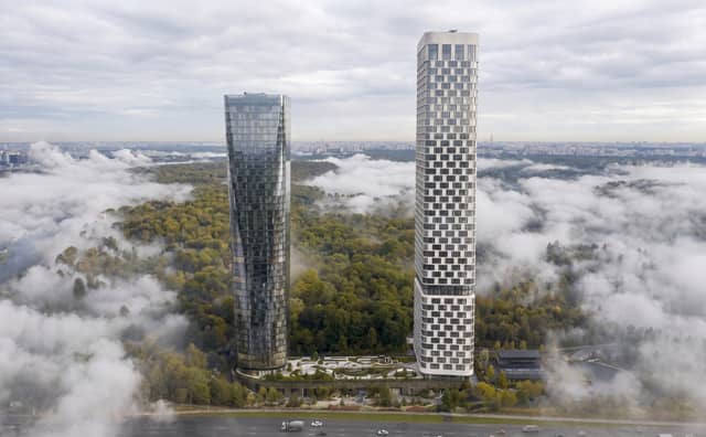Главный козырь проекта не построить заново: один из главных парков Москвы начинается через дорогу от комплекса — беговые и лыжные маршруты, тень аллей летом и зелёное море под окнами с пятого этажа и выше