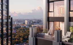 Терраса квартиры в ЖК СЕТ перед закатом — уличный диван за стеклянным ограждением, панорама города