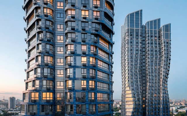 Часть квартир на верхних этажах ориентирована в сторону Москвы-реки — излучина с Южным речным портом в 10 минутах транспортом; окна во всех лотах увеличенные, есть планировки с обзором на три стороны света